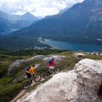 Biker alle prese con un single-trail presso l'Alp Nova (Corviglia)_ Sullo fondo Pontresina_ Piz Murag_ Piz Languard e Piz Albr