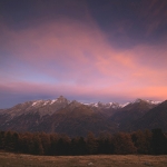 Rosso di sera dell'Alpe Griatschouls al di sopra di S-chanf con vista sulla Valle Trupchun e il Piz d'Esan (3127 m)_ Copyright