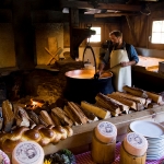 Un malgaro producendo formaggio nel caseificio d'alpe Morteratsch a Pontresina_ Qui si produce formaggio e Ziger sul fuoco ap