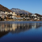 Vista dalla riva del Lago di St. Moritz su St. Moritz Dorf_ Il paese si specchia nel Lago di St. Moritz. Copyright by ENGADIN S