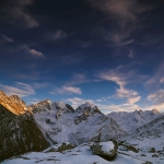 Vista di sopra della Valle Roseg verso il Piz Tschierva_ Piz Morteratsch_ Piz Bernina e Piz Roseg_ Con sole al tramonto sul Piz