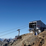 La funivia del Piz Nair entrando nella stazione a monte in alto sopra St. Moritz con bel tempo engadinese. La funivia porta da