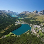 Scorcio sui laghi engadinesi dall'elicottero. In primo piano, il lago di St. Moritz e l'omonima localita; sullo sfondo, i laghi