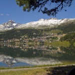 Veduta dalla Meierei su St. Moritz con l'omonimo lago in primo piano e, sullo sfondo, l'universo alpino dell'Alta Engadin con i