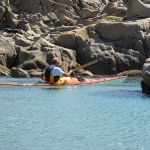 Col kayak tra le rocce a Razzoli