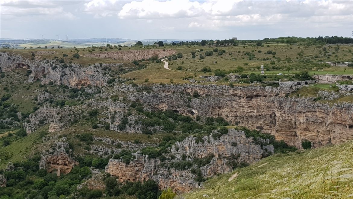 Borgo Valle Rita in una zona verdissima tra Puglia e Basilicata. Una struttura dove relax e gastronomia sono vincenti. A pochi km da Matera capitale europea della cultura