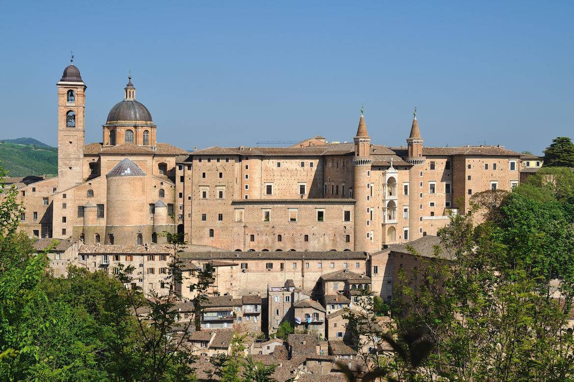 Urbino, storia ed arte nella speciale città delle Marche Patrimonio UNESCO. I tanti studenti che la colorano e l’animano danno armonia e freschezza alla bellezza