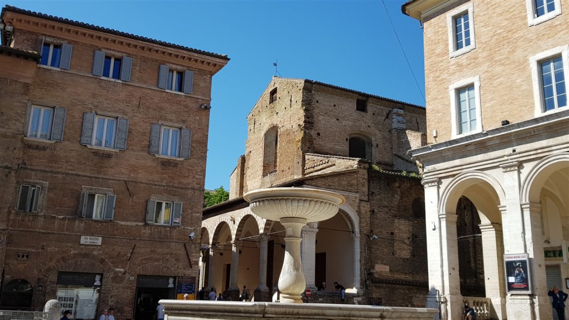 Urbino, storia ed arte nella speciale città delle Marche Patrimonio UNESCO. I tanti studenti che la colorano e l’animano danno armonia e freschezza alla bellezza