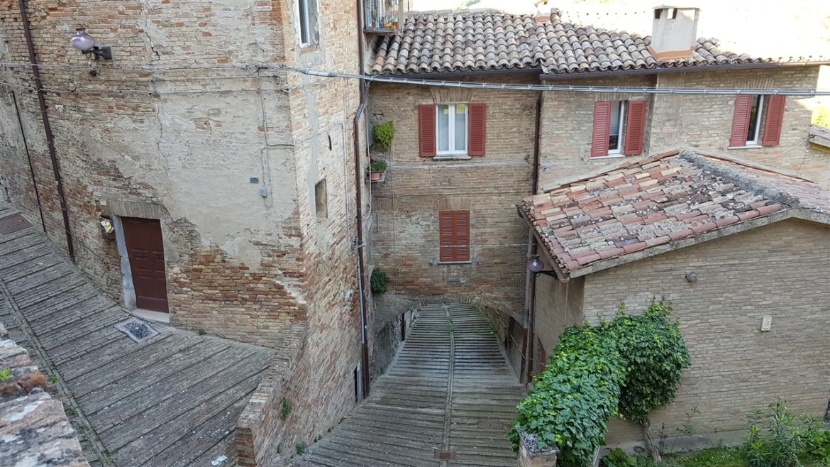 Urbino, storia ed arte nella speciale città delle Marche Patrimonio UNESCO. I tanti studenti che la colorano e l’animano danno armonia e freschezza alla bellezza