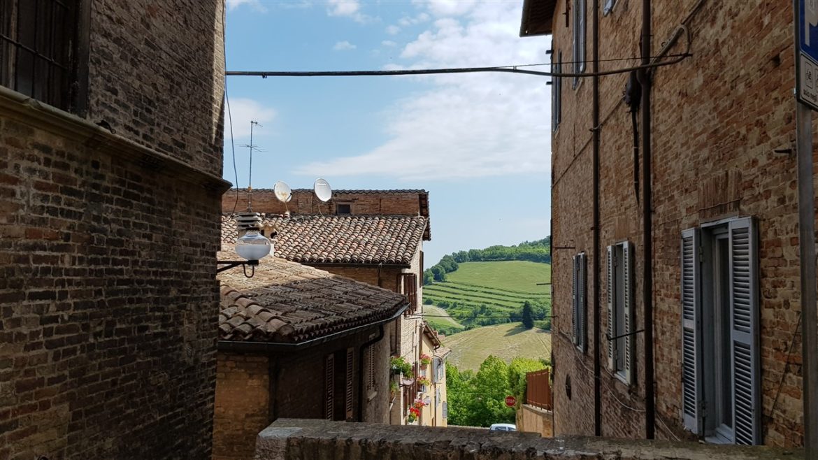 Urbino, storia ed arte nella speciale città delle Marche Patrimonio UNESCO. I tanti studenti che la colorano e l’animano danno armonia e freschezza alla bellezza