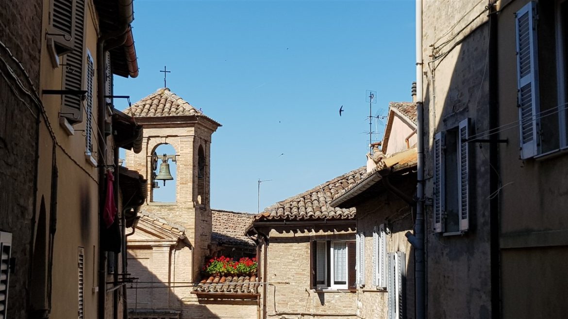 Urbino, storia ed arte nella speciale città delle Marche Patrimonio UNESCO. I tanti studenti che la colorano e l’animano danno armonia e freschezza alla bellezza