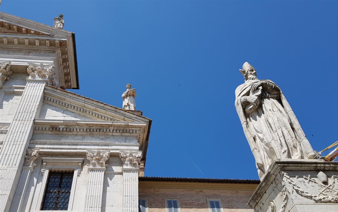 Urbino, storia ed arte nella speciale città delle Marche Patrimonio UNESCO. I tanti studenti che la colorano e l’animano danno armonia e freschezza alla bellezza