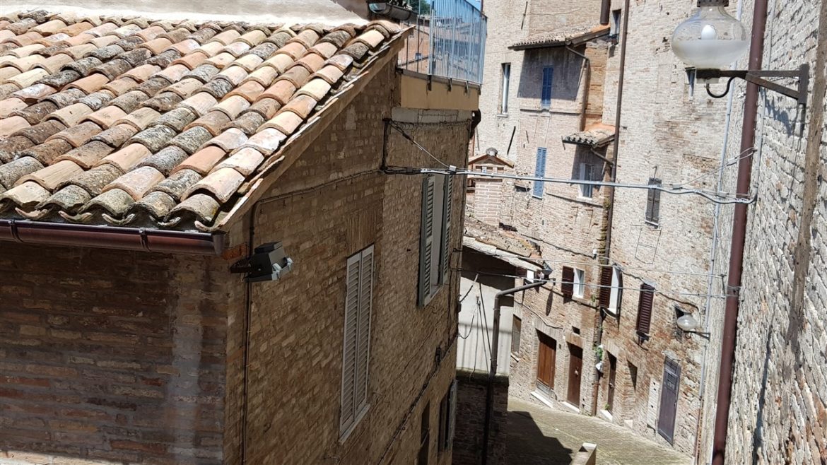 Urbino, storia ed arte nella speciale città delle Marche Patrimonio UNESCO. I tanti studenti che la colorano e l’animano danno armonia e freschezza alla bellezza