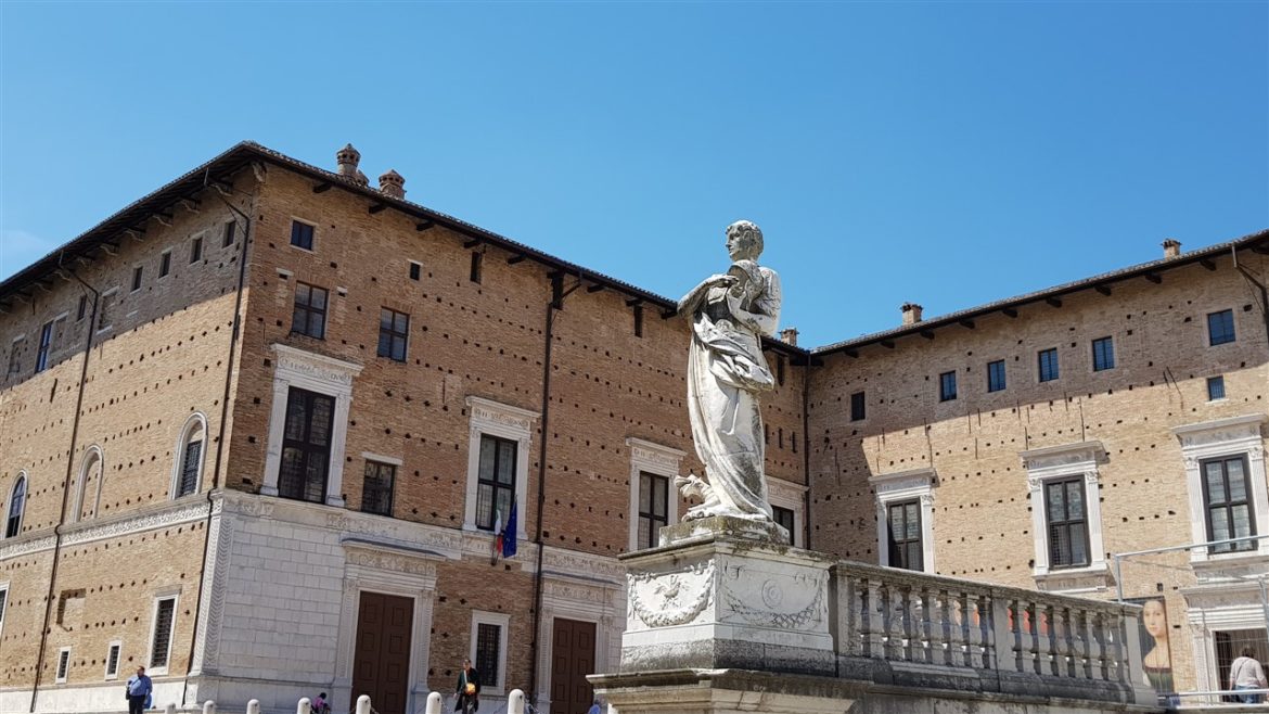 Urbino, storia ed arte nella speciale città delle Marche Patrimonio UNESCO. I tanti studenti che la colorano e l’animano danno armonia e freschezza alla bellezza