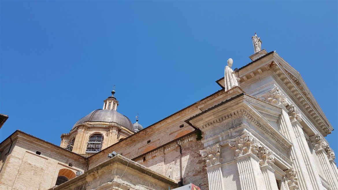 Urbino, storia ed arte nella speciale città delle Marche Patrimonio UNESCO. I tanti studenti che la colorano e l’animano danno armonia e freschezza alla bellezza