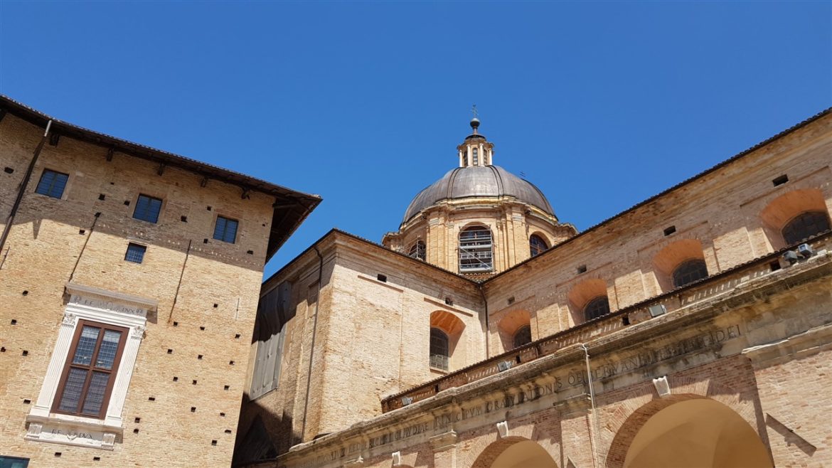 Urbino, storia ed arte nella speciale città delle Marche Patrimonio UNESCO. I tanti studenti che la colorano e l’animano danno armonia e freschezza alla bellezza