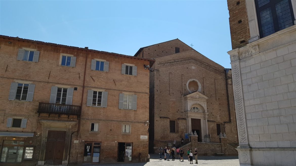 Urbino, storia ed arte nella speciale città delle Marche Patrimonio UNESCO. I tanti studenti che la colorano e l’animano danno armonia e freschezza alla bellezza