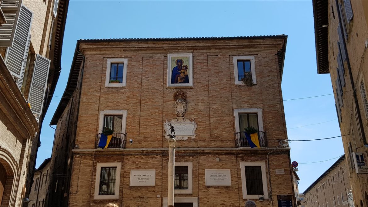 Urbino, storia ed arte nella speciale città delle Marche Patrimonio UNESCO. I tanti studenti che la colorano e l’animano danno armonia e freschezza alla bellezza