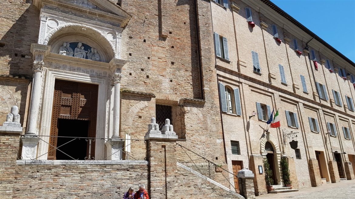 Urbino, storia ed arte nella speciale città delle Marche Patrimonio UNESCO. I tanti studenti che la colorano e l’animano danno armonia e freschezza alla bellezza