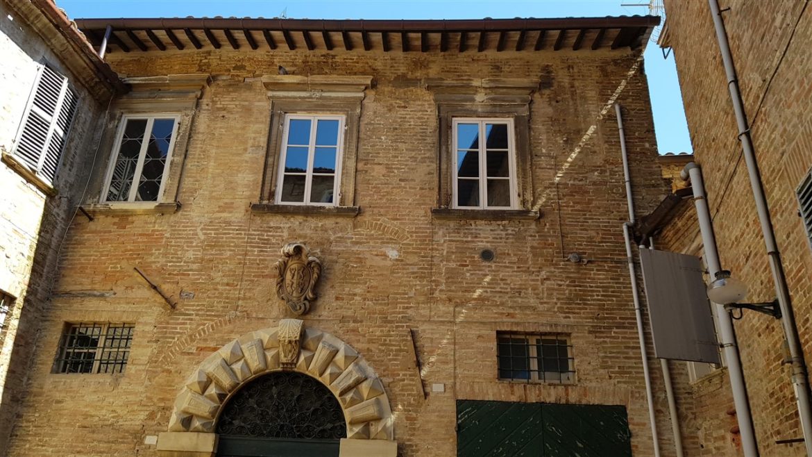 Urbino, storia ed arte nella speciale città delle Marche Patrimonio UNESCO. I tanti studenti che la colorano e l’animano danno armonia e freschezza alla bellezza