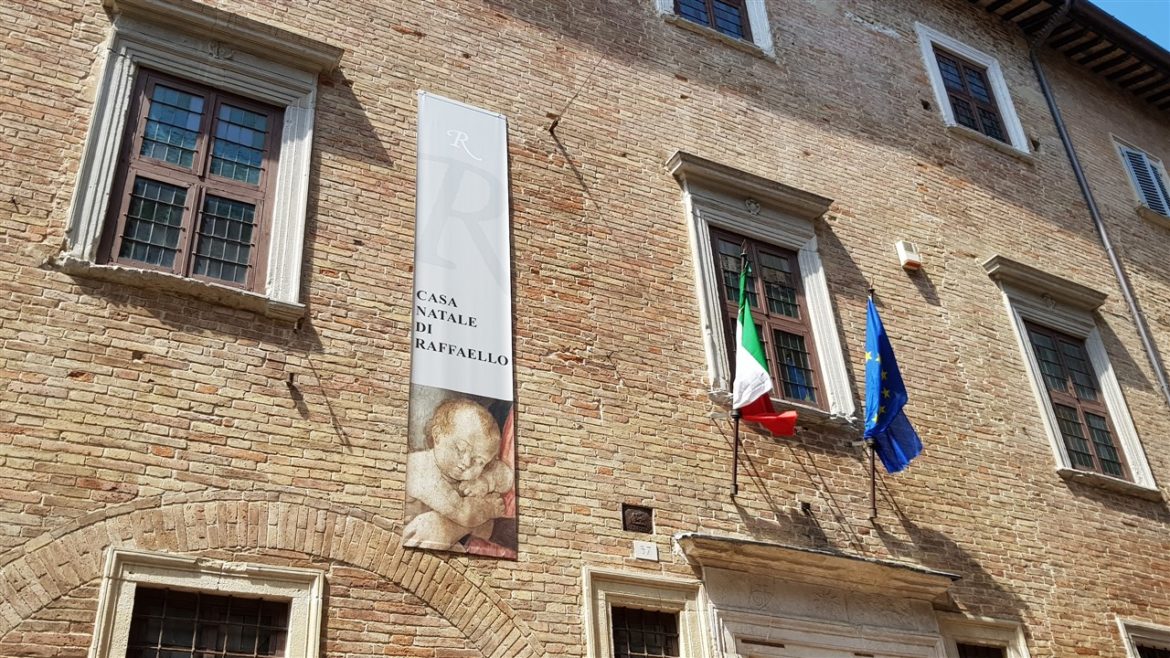 Urbino, storia ed arte nella speciale città delle Marche Patrimonio UNESCO. I tanti studenti che la colorano e l’animano danno armonia e freschezza alla bellezza