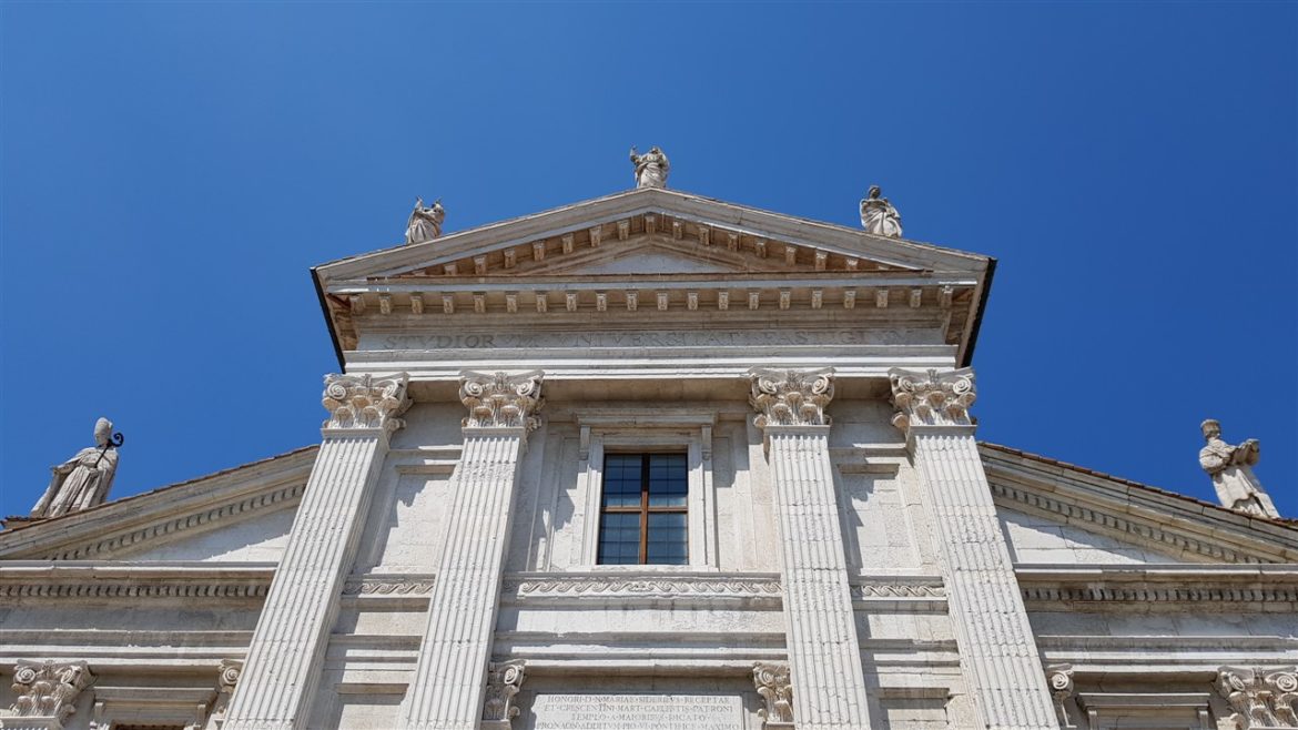 Urbino, storia ed arte nella speciale città delle Marche Patrimonio UNESCO. I tanti studenti che la colorano e l’animano danno armonia e freschezza alla bellezza