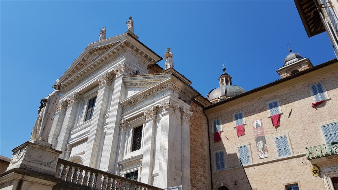 Urbino, storia ed arte nella speciale città delle Marche Patrimonio UNESCO. I tanti studenti che la colorano e l’animano danno armonia e freschezza alla bellezza
