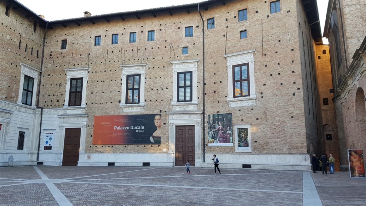 Urbino, storia ed arte nella speciale città delle Marche Patrimonio UNESCO. I tanti studenti che la colorano e l’animano danno armonia e freschezza alla bellezza