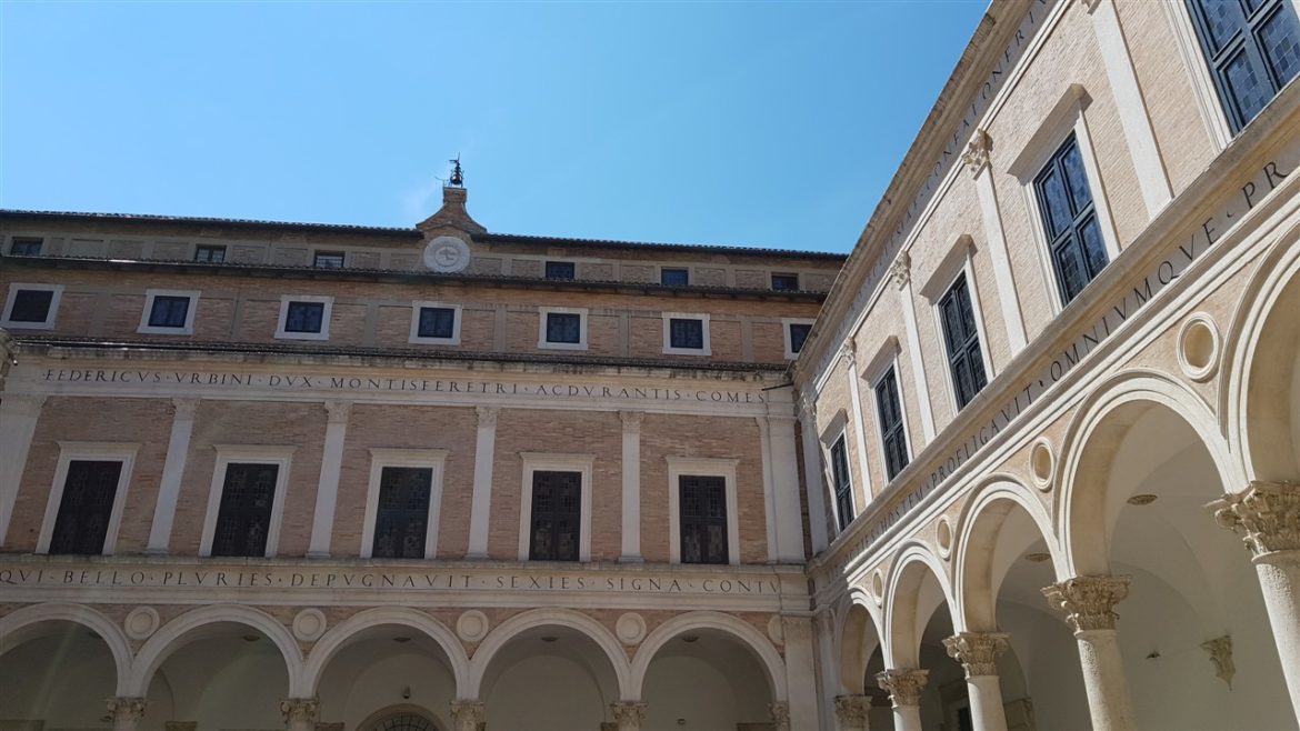 Urbino, storia ed arte nella speciale città delle Marche Patrimonio UNESCO. I tanti studenti che la colorano e l’animano danno armonia e freschezza alla bellezza