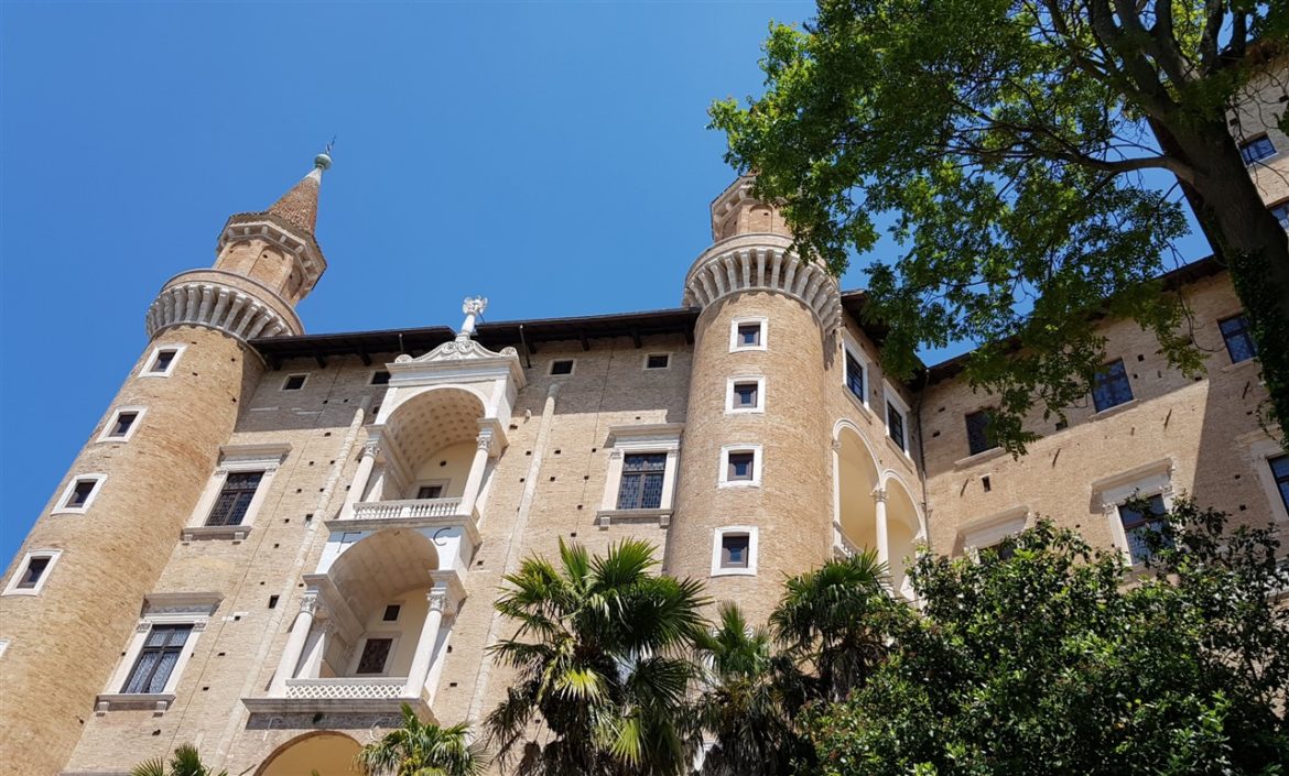 Urbino, storia ed arte nella speciale città delle Marche Patrimonio UNESCO. I tanti studenti che la colorano e l’animano danno armonia e freschezza alla bellezza