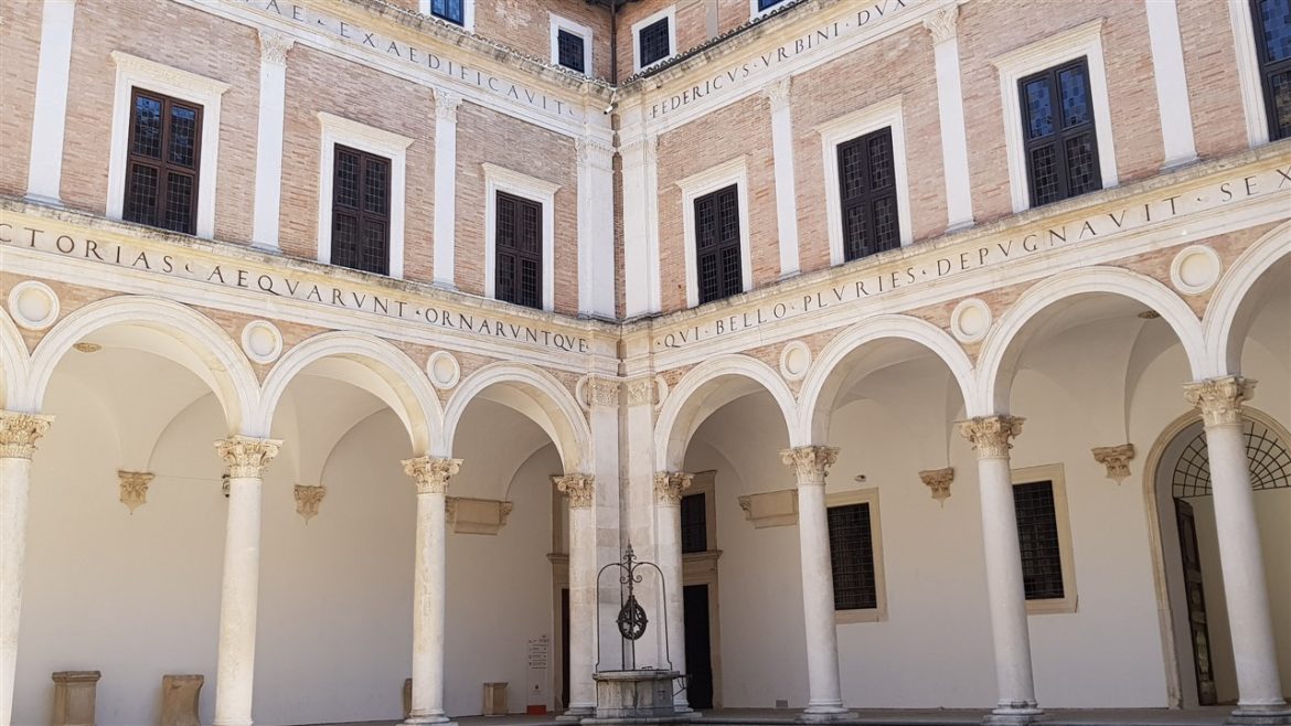 Urbino, storia ed arte nella speciale città delle Marche Patrimonio UNESCO. I tanti studenti che la colorano e l’animano danno armonia e freschezza alla bellezza