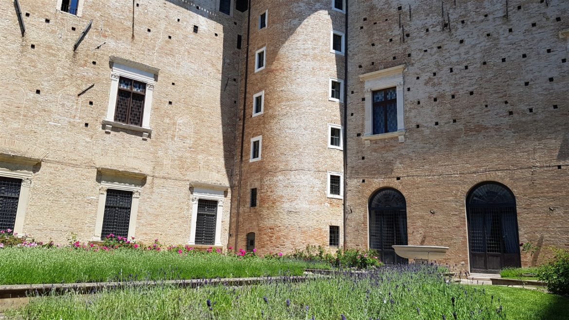 Urbino, storia ed arte nella speciale città delle Marche Patrimonio UNESCO. I tanti studenti che la colorano e l’animano danno armonia e freschezza alla bellezza