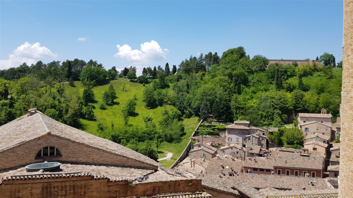 Urbino, storia ed arte nella speciale città delle Marche Patrimonio UNESCO. I tanti studenti che la colorano e l’animano danno armonia e freschezza alla bellezza