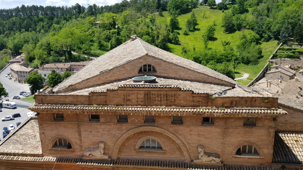 Urbino, storia ed arte nella speciale città delle Marche Patrimonio UNESCO. I tanti studenti che la colorano e l’animano danno armonia e freschezza alla bellezza