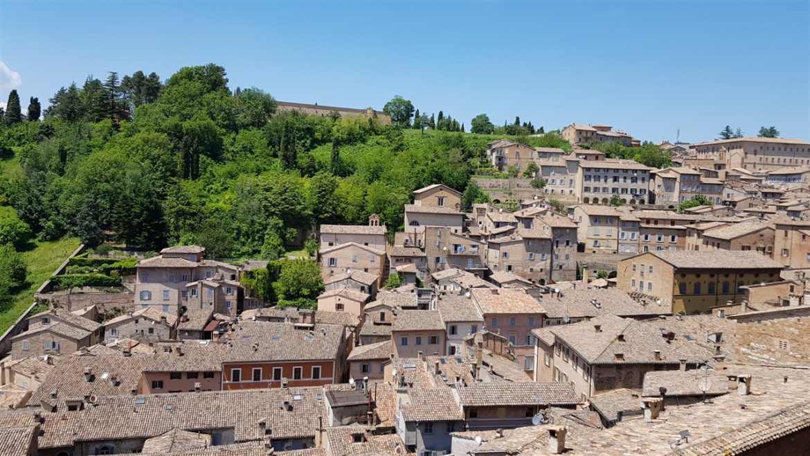 Urbino, storia ed arte nella speciale città delle Marche Patrimonio UNESCO. I tanti studenti che la colorano e l’animano danno armonia e freschezza alla bellezza