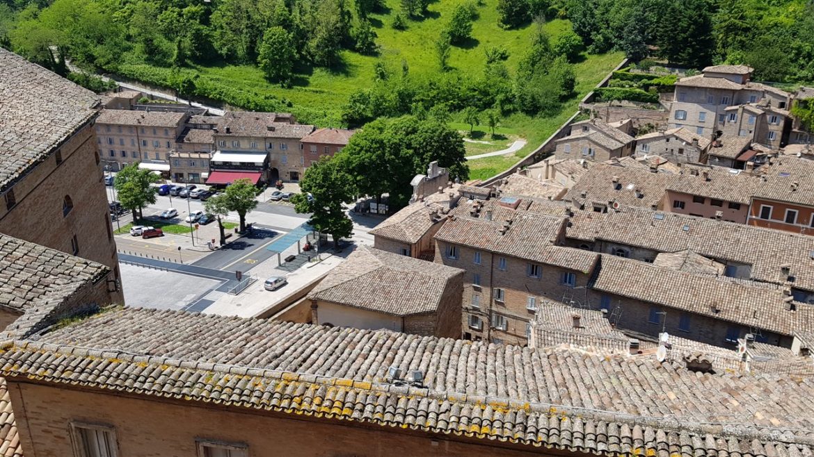 Urbino, storia ed arte nella speciale città delle Marche Patrimonio UNESCO. I tanti studenti che la colorano e l’animano danno armonia e freschezza alla bellezza