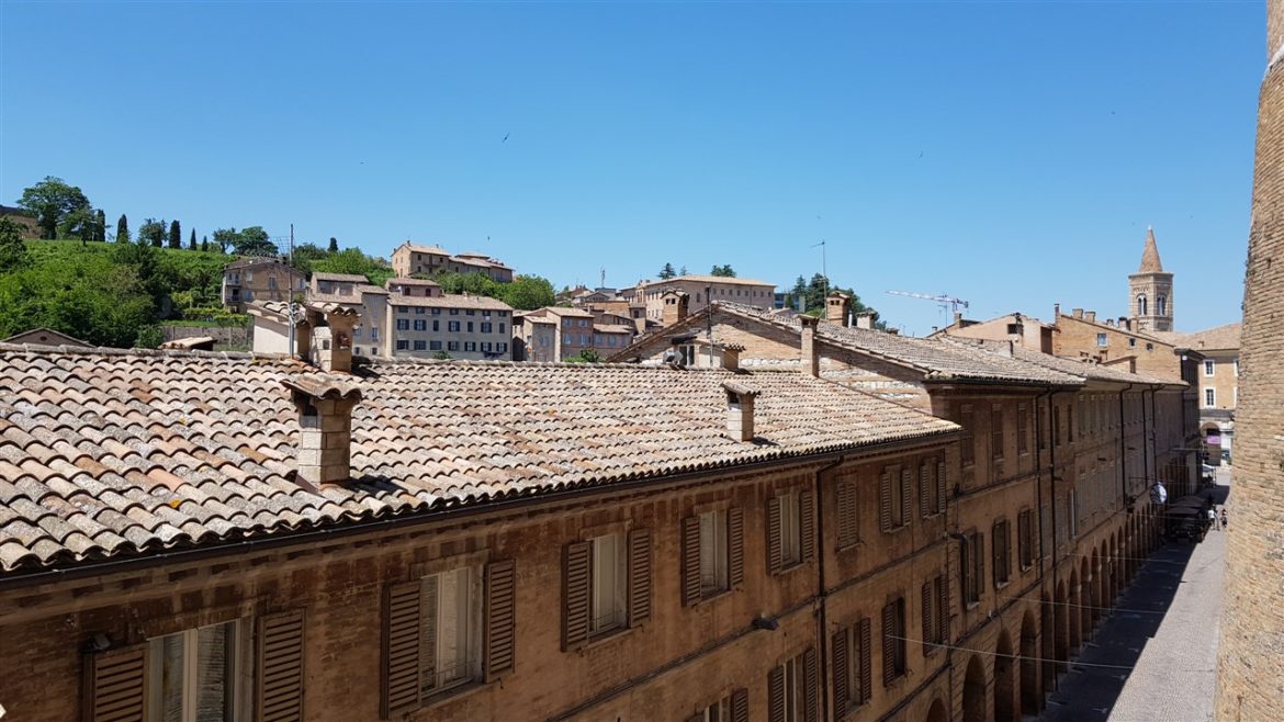 Urbino, storia ed arte nella speciale città delle Marche Patrimonio UNESCO. I tanti studenti che la colorano e l’animano danno armonia e freschezza alla bellezza