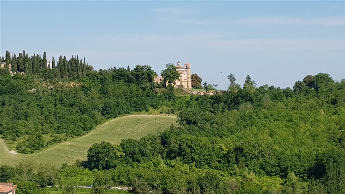 Urbino, storia ed arte nella speciale città delle Marche Patrimonio UNESCO. I tanti studenti che la colorano e l’animano danno armonia e freschezza alla bellezza