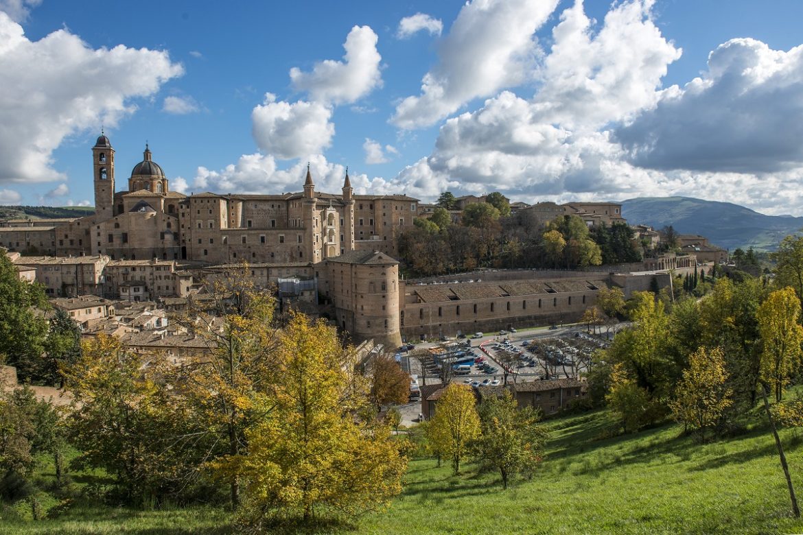 Urbino, storia ed arte nella speciale città delle Marche Patrimonio UNESCO. I tanti studenti che la colorano e l’animano danno armonia e freschezza alla bellezza