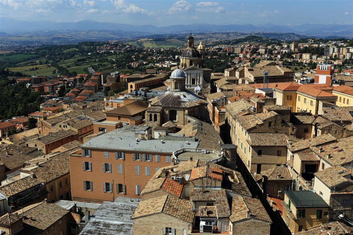 Macerata tra i monti ed il mare