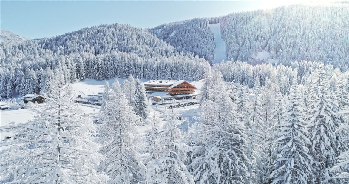 Bad Moos Dolomites Spa Resort, in Alto Adige sconti di fine stagione per una vacanza all’insegna di neve e relax. Direttamente sulle piste da sci e sotto le Cime di Lavaredo in un mondo fatto di eccellenze