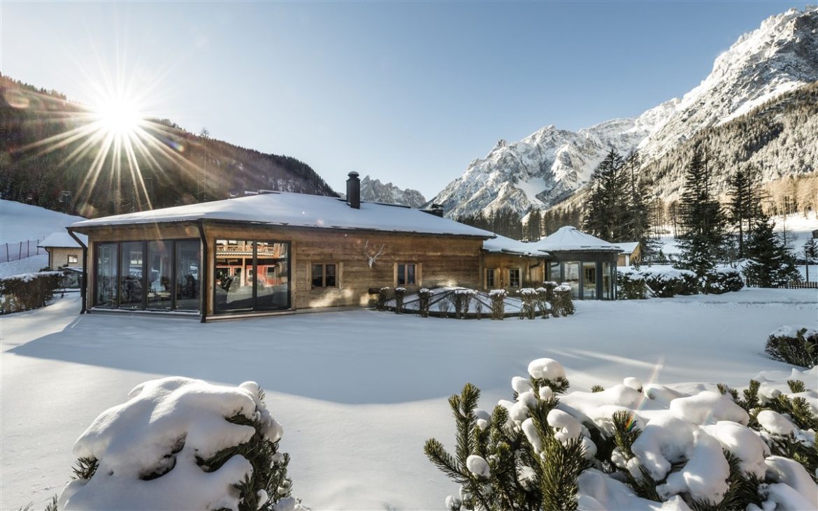 Bad Moos Dolomites Spa Resort, in Alto Adige sconti di fine stagione per una vacanza all’insegna di neve e relax. Direttamente sulle piste da sci e sotto le Cime di Lavaredo in un mondo fatto di eccellenze