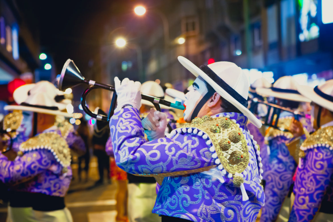 In tutte le Isole Canarie si è già acceso il Carnevale con appuntamenti di vario genere. Santa Cruz de Tenerife ha aperto le danze della festa più colorata dell’anno con sfilate e carri allegorici