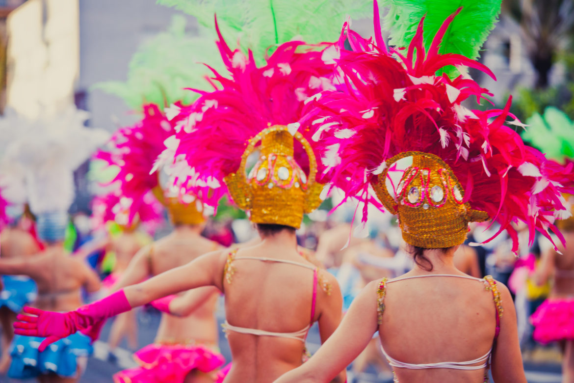 In tutte le Isole Canarie si è già acceso il Carnevale con appuntamenti di vario genere. Santa Cruz de Tenerife ha aperto le danze della festa più colorata dell’anno con sfilate e carri allegorici