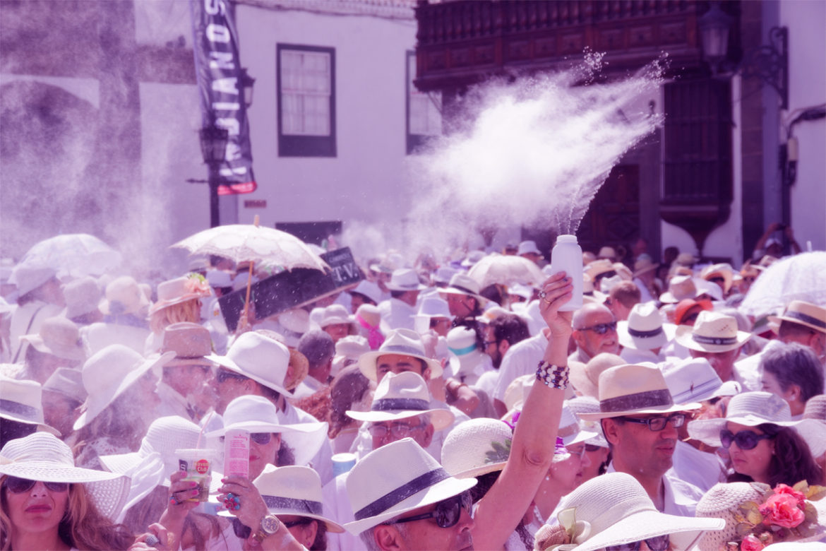 In tutte le Isole Canarie si è già acceso il Carnevale con appuntamenti di vario genere. Santa Cruz de Tenerife ha aperto le danze della festa più colorata dell’anno con sfilate e carri allegorici