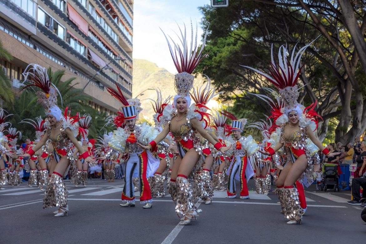 In tutte le Isole Canarie si è già acceso il Carnevale con appuntamenti di vario genere. Santa Cruz de Tenerife ha aperto le danze della festa più colorata dell’anno con sfilate e carri allegorici